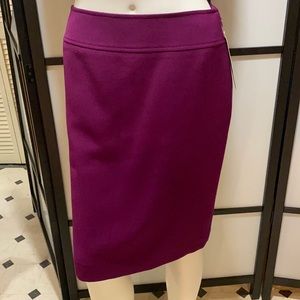 NWT TAHARI brand skirt, size 4, magenta color